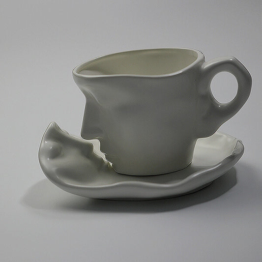 Symbolic Kiss Tableware