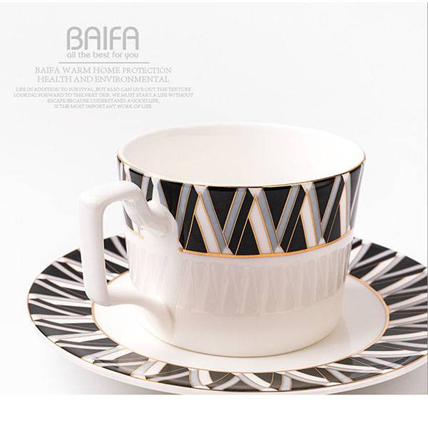 Ensemble de couverts de luxe avec tasse et soucoupe