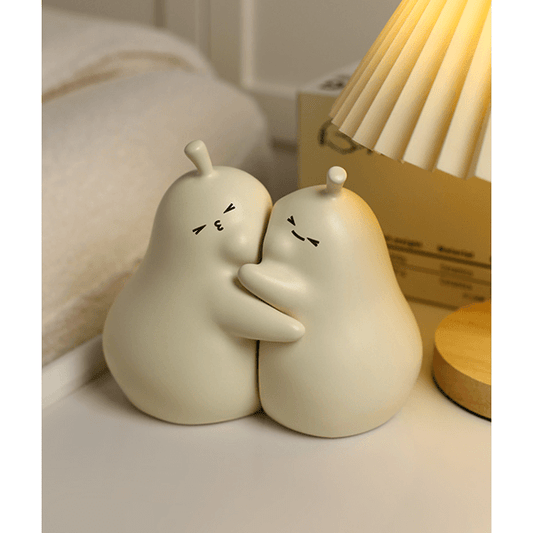 Ornement en porcelaine de support de livre de poire de dessin animé étreignant