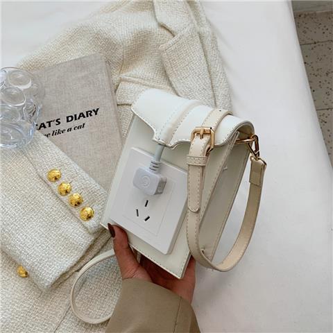 Plug Modeling Square BagNEW TOWN BAZAAR